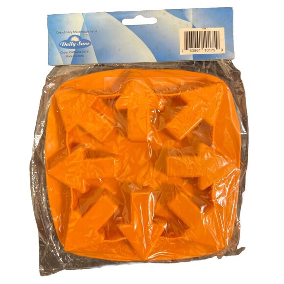 Daily Save 2pc Lot Flexible Ice Cube Silicone Tray Molds Arrows & Donuts NWT - Picture 6 of 7